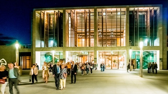 Blick auf die erleuchtete Weimarhalle in Weimar