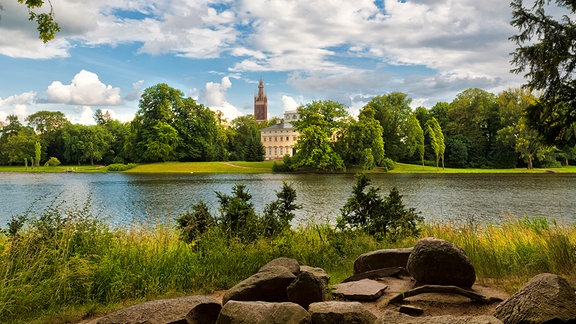 Wörlitz - Schloss und Kirche am See