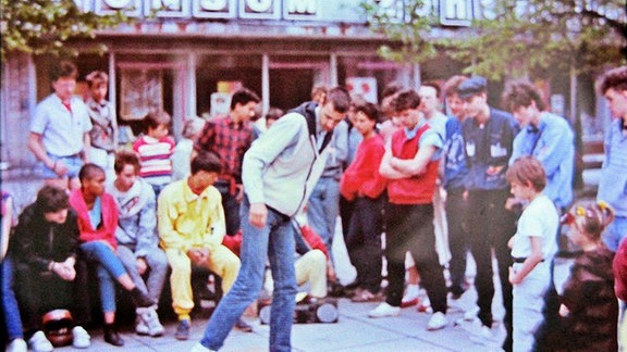 Jugendliche Breakdance an Museumskreuzung Dessau Ende 80er