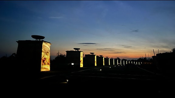 Genius Loci-Festival Weimar: Projktionen auf Steinsäulen im Abendlicht