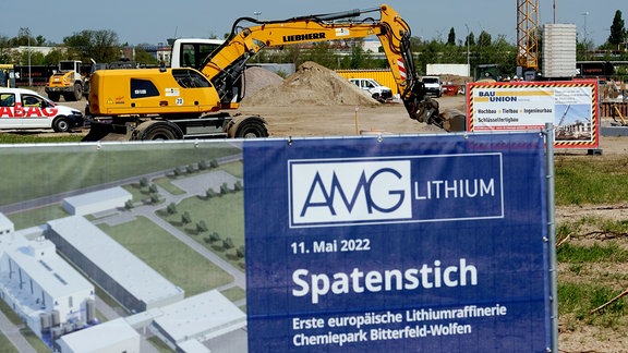 Ein Banner mit der Aufschrift «Spatenstich» ist an einer Baustelle aufgestellt.