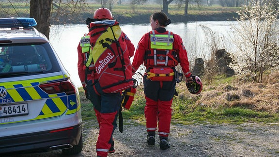 Rettungskräfte an einem Fluss