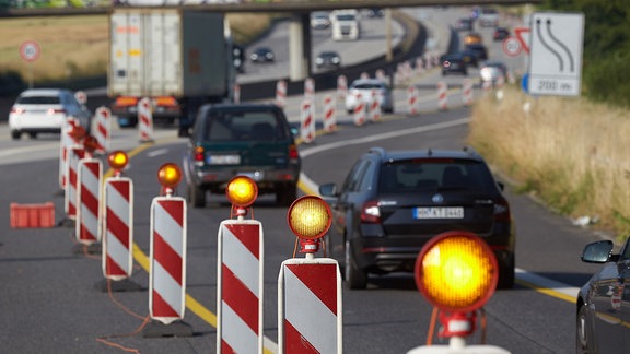 Autos fahren durch eine Baustelle