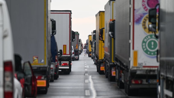 Autos und LKW stehen dicht an dicht im Stau auf der Autobahn 4 in Richtung Bautzen