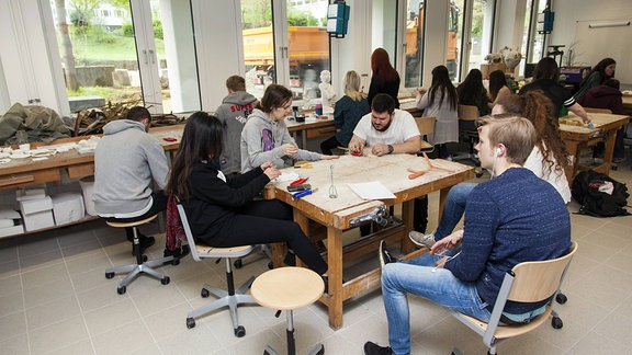 Schüler im Fachunterricht Gestaltung