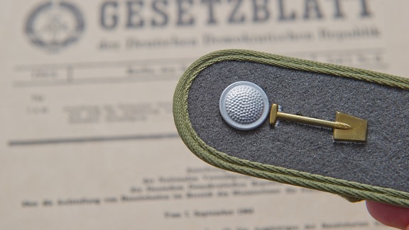 Schulterklappe der Baueinheit der NVA (Nationalen Volksarmee)