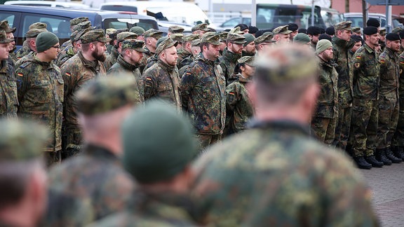 Soldaten der Bundeswehr treten vor ihrem Einsatz zu einer Einweisung an