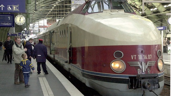 Berlin: Reisende schauen sich am 08.03.2002 des Dieseltriebzug VT 18.16, Typ Görlitz, im Rahmen einer Präsentationsveranstaltung der Deutschen Bahn AG für Nostalgiereisen beim Halt auf dem Berliner Ostbahnhof an. Der 1963 in der ehemaligen DDR gebaute, 140 Kilometer pro Stunde schnelle sechsteilige Zug wird vor allem für Sonderfahrten genutzt, kann aber auch für private oder geschäftliche Zwecke gechartert werden. Der Expresszug fuhr in den 60er Jahren als "Vindobona" zwischen den Metropolen Berlin, Prag und Wien.