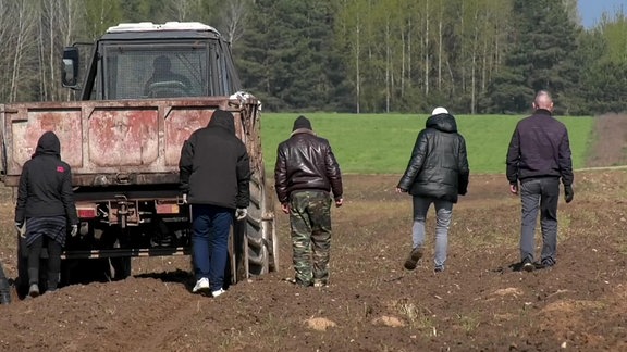 Politische Gefangene auf Feldern in Belarus