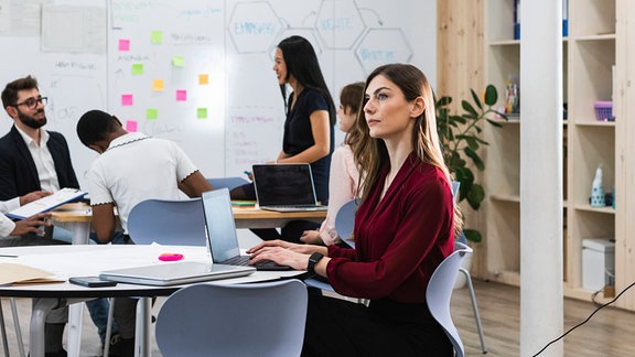 Mehrere Personen arbeiten in einem Büro