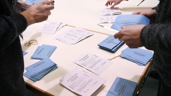 Auszählung der Briefwahl in der Kreuzerfeldhalle.