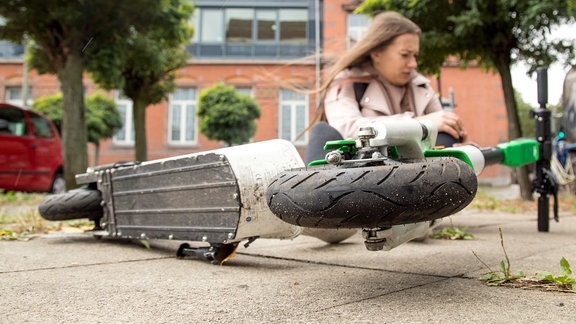 Eine junge Frau stürzt am 17.09.2019 in Hamburg mit ihrem E-Roller (gestellte Szene). 