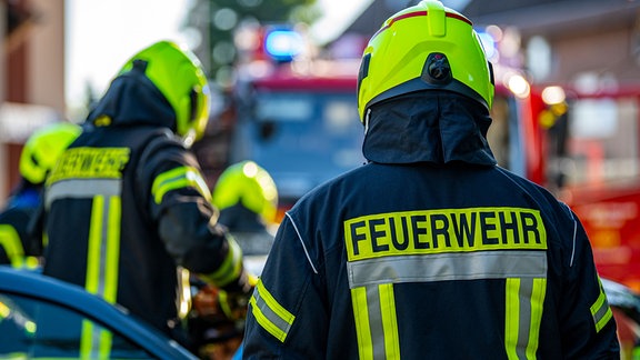 Feuerwehrleute an einem Unfallort