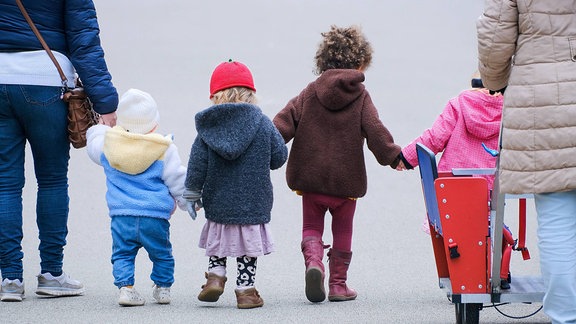 Kindergartenkinder und Erzieherinnen