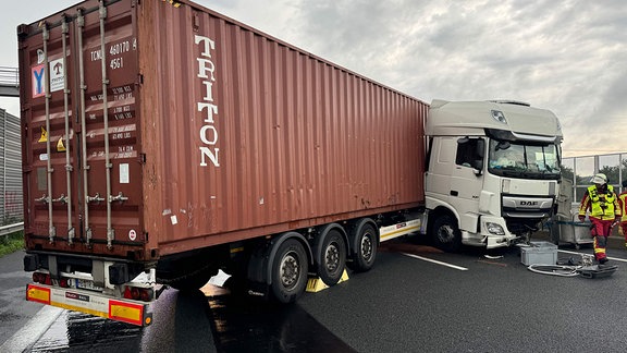 Ein Lkw steht quer auf einer Autobahn