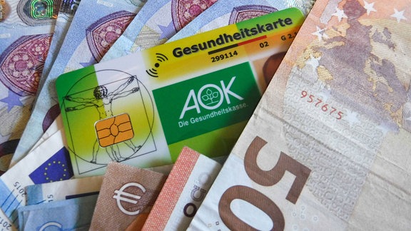 Krankenkassenkarte und Geld