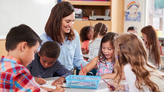 Eine Frau mit Kindergartenkindern