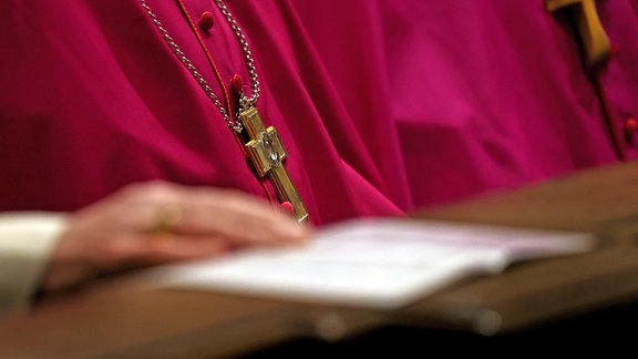 Bischöfe sitzen beim Eröffnungsgottesdienst im Hohen Dom.