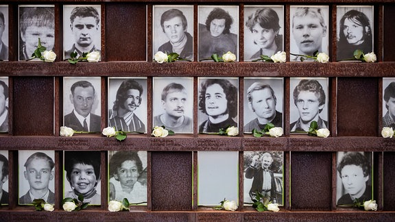 Rosen liegen im Fenster des Gedenkens für die Todesopfer der Berliner Mauer auf dem früheren Todesstreifen an der Bernauer Straße.