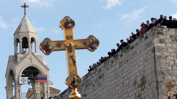 Die Geburtskirche in Bethlehem während einer Prozession zum orthodoxen Weihnachtsfes