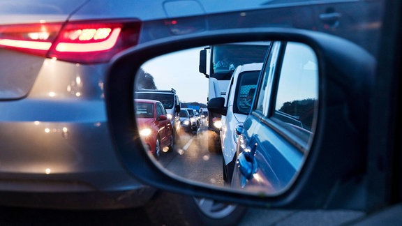 Blick aus dem Auto in den Rückspiegel