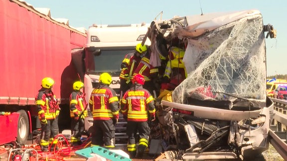 Unfallstelle Bus und Lkw