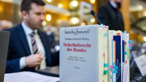 Der Tisch der Anwälte der AfD, Michael Fengler (links) und Christian Conrad im Hintergrund, im nordrhein-westfälischen Oberverwaltungsgericht Münster.