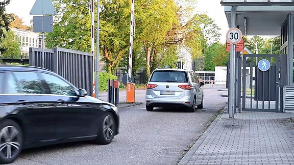 Ein Verdächtiger wird in einem zivilen Polizeiauto zum Bundesgerichtshof gebracht