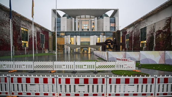 Baustellenabsperrungen stehen vor dem Bundeskanzleramt. 