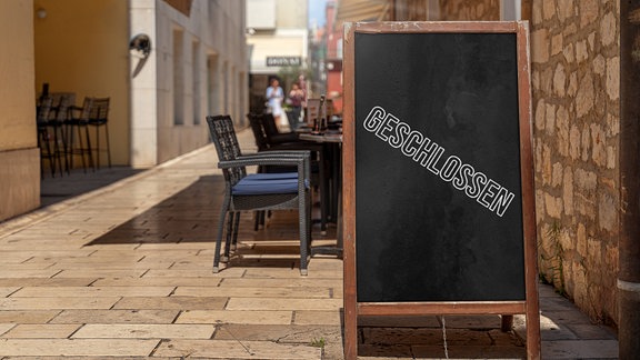 Ein Schild weist auf einen geschlossenen Gastronomiebetrieb hin.