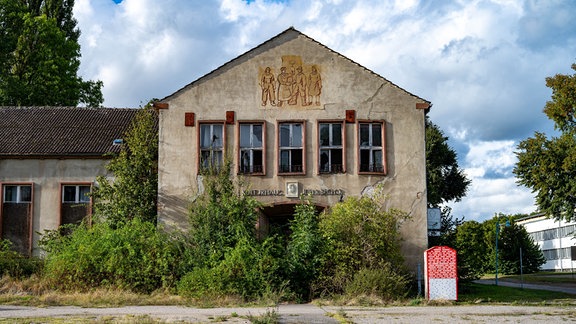 Blick auf das ehemalige Kreiskulturhaus "Johannes R.Becher" in Bandelin. 