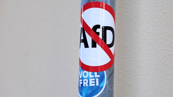 Aufkleber mit der Aufschrift AfD, dies ist durchgestrichen, darunter ein Aufkleber mit der Aufschrift Voll Frei.