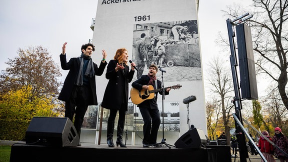 Renee van Bavel tritt bei der zentralen Gedenkveranstaltung anlässlich von 35 Jahre friedliche Revolution und Mauerfall am Denkmal der Gedenkstätte Berliner Mauer auf