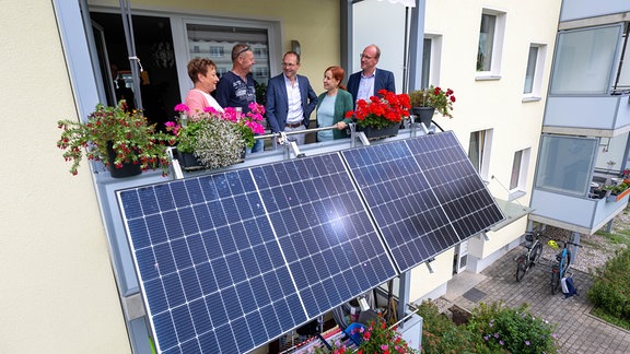 Auf dem Balkon der Mieter Kathrin Kother (v.l.) und Swen Bruske in Taucha stehen Wolfram Günther (Grüne), Umweltminister in Sachsen, Franziska Schubert, Fraktionsvorsitzende der Grünen im sächsischen Landtag, und Daniel Näser, Sächsische Aufbaubank. 