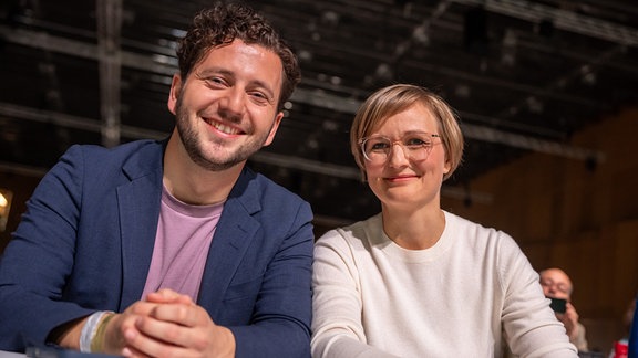 Felix Banaszak, designierter Bundesvorsitzender von Bündnis90/Die Grünen, sitzt neben Franziska Brantner, designierte Bundesvorsitzende von Bündnis90/Die Grünen