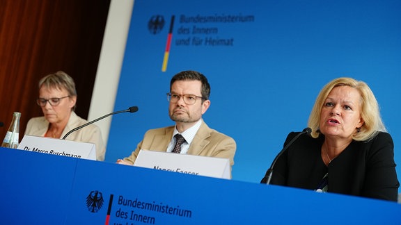 Nancy Faeser (SPD, r), Bundesministerin für Inneres und Heimat, Marco Buschmann (FDP), Bundesminister der Justiz, und Anja Hajduk (Bündnis 90/Die Grünen), Staatssekretärin im Bundeswirtschaftsministerium