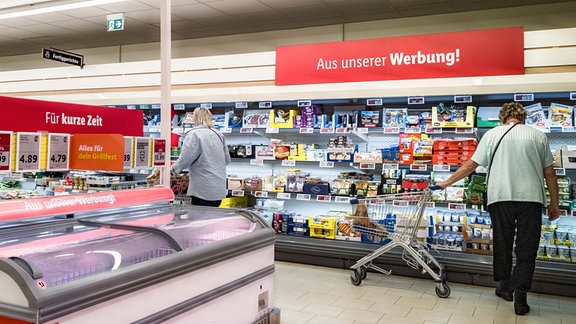 Kundinnen kaufen in einem LIDL-Discounter Supermarkt ein.