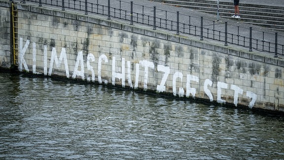 «Klimaschutzgesetz» ist am Ufer der Spree im Regierungsviertel zu lesen.