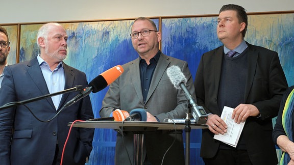 Ulrich Silberbach, Verhandlungsführer vom Deutschen Beamten Bund (DBB), ver.di Vorsitzender Frank Wernicke und Andreas Dressel, Hamburgs Finanzsenator und Verhandlungsführer der Länder, (v.l.) zeigen sich bei einer Pressekonferenz mit dem Ergebnis der Tarifverhandlungen zwischen Gewerkschaften und dem Öffentlichen Dienst zufrieden