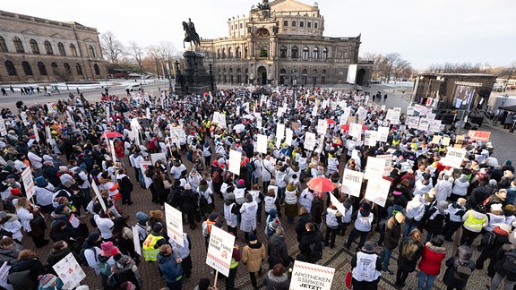 Teilnehmer einer Kundgebung der Bundesvereinigung Deutscher Apothekerverbände (ABDA) stehen auf dem Theaterplatz vor der Semperoper. Die Teilnehmer demonstrieren gegen die Gesundheitspolitik der Bundesregierung und fordern mehr Geld.