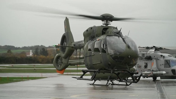 Bundeswehr bekommt ersten von 62 neuen leichten Airbus-Hubschraubern H145-M: der Hubschrauber schwebt wenige Meter über dem Asphalt, mit Pistorius an Bord.