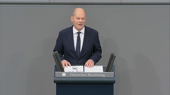 Bundeskanzler Olaf Scholz bei einer Rede im Bundestag