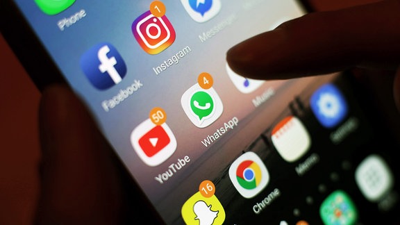 Ein Blick auf ein Handy mit den verschiedenen Social Media Apps, wie Facebook, Instagram, Twitter