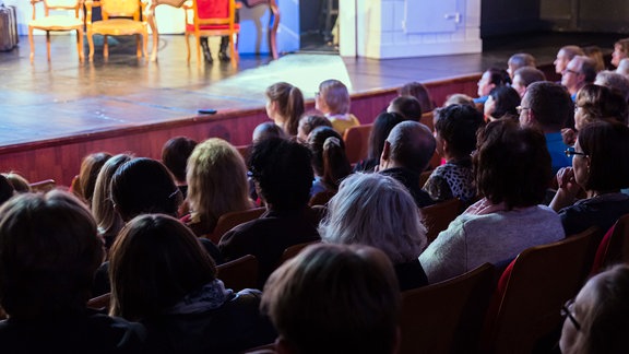 Zuschauer bei einer Theateraufführung.