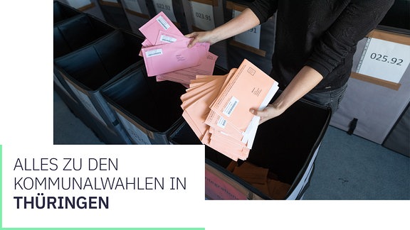 Stimmzettelumschläge für die Briefwahl werden zur Prüfung der Gültigkeit aus einer Wahlurne geschüttet.