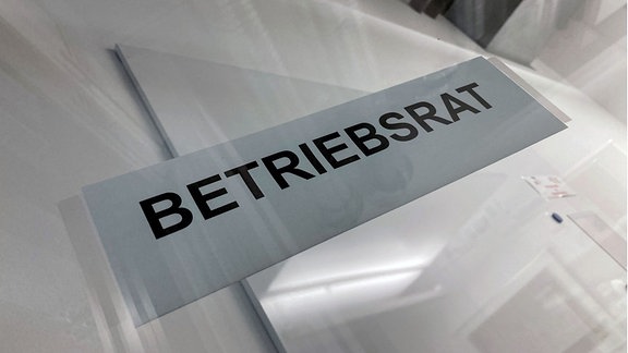 Ein Hinweisschild hängt am Eingang zum Betriebsrat.