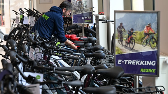 Thomas Stubbe steht im Frankfurter Rebike-Store zwischen den Fahrrädern.