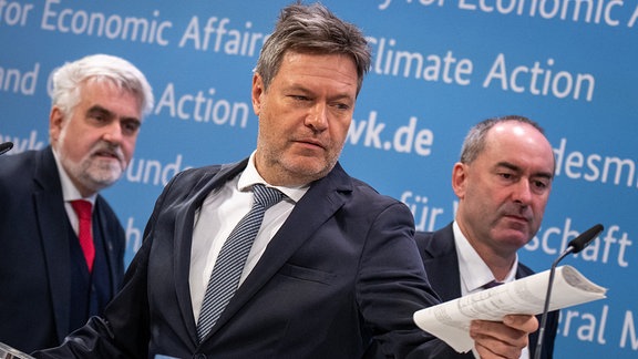 Robert Habeck nimmt neben Hubert Aiwanger und Armin Willingmann an einer Pressekonferenz teil.