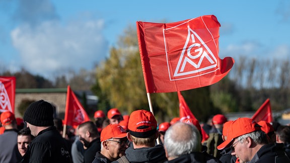 Teilnehmer einer Kundgebung der Gewerkschaft IG Metall während eines Warnstreiks.