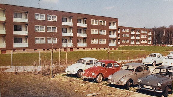 Fahrzeuge von Volkswagen stehen vor der Siedlung Detmerode, die in den 60-er Jahren für Mitarbeiter von Volkswagen erbaut wurde